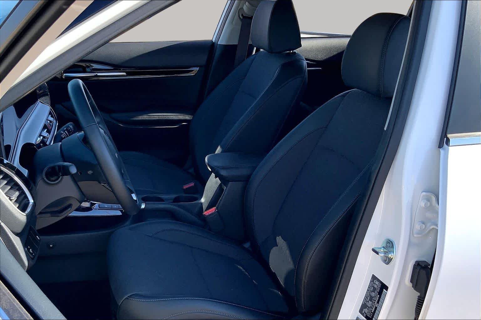 Used 2024 Snow White Pearl Kia X-Line image 8