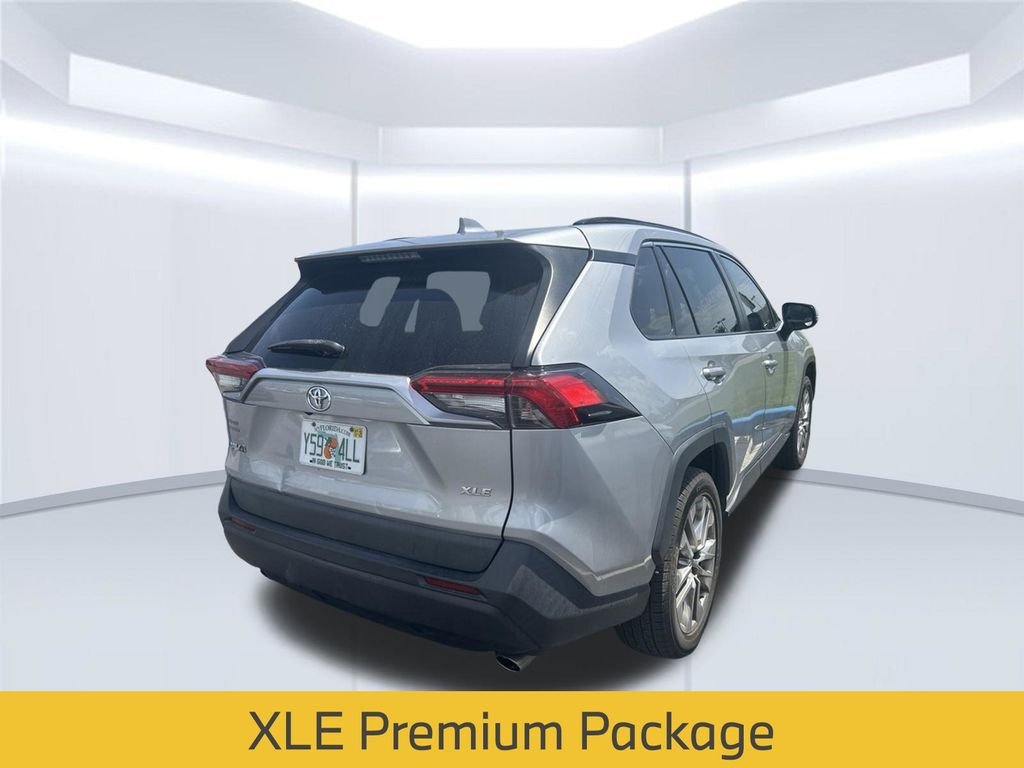 Used 2020 Silver Toyota XLE Premium image 6