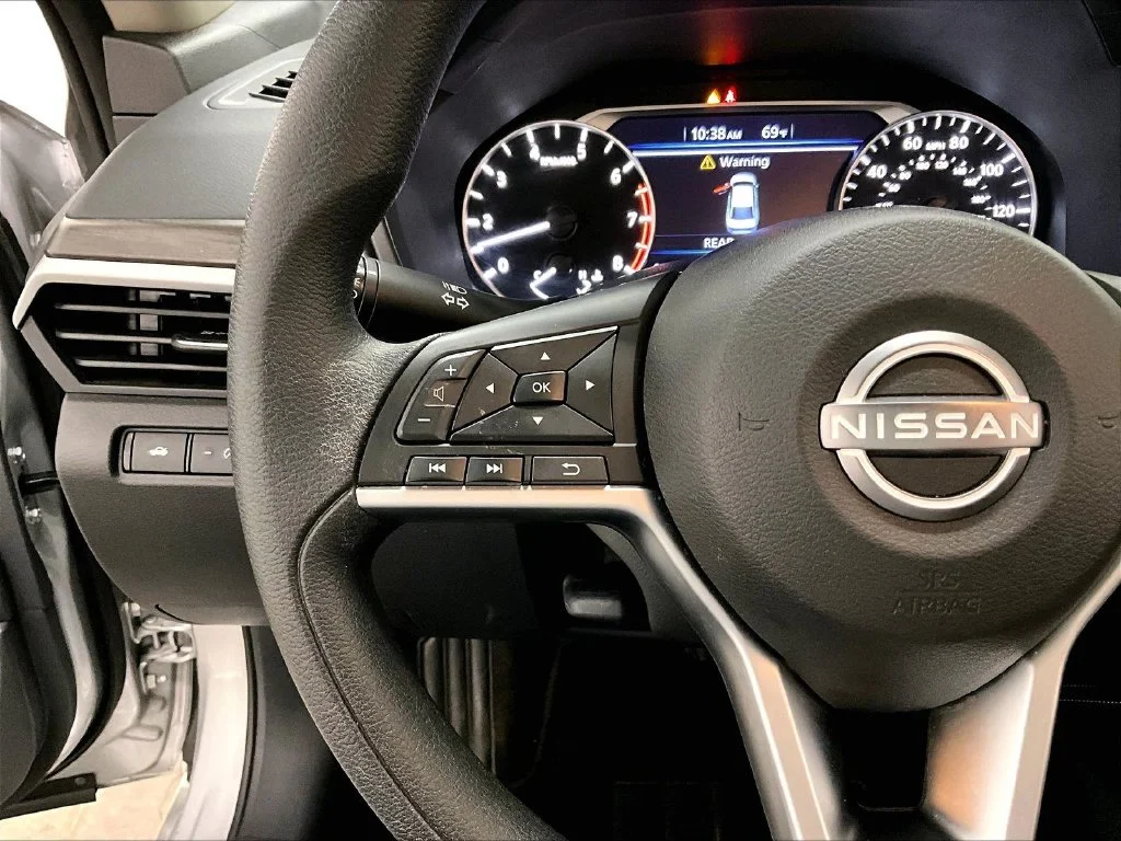 Used 2023 Silver Nissan 2.5 SV image 11