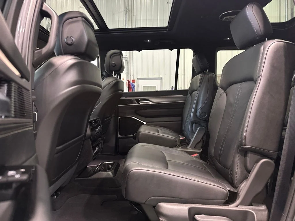 New 2026 Baltic-Gray Metallic Clear-Coat Exterior Paint Jeep Limited Reserve image 29