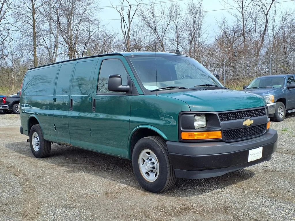 Used 2017 Green Chevrolet Work Van image 3