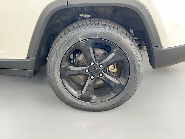 Used 2024 White Jeep Altitude image 35
