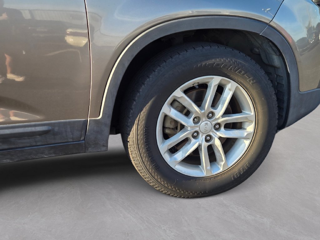 Used 2015 Silver Kia LX image 9