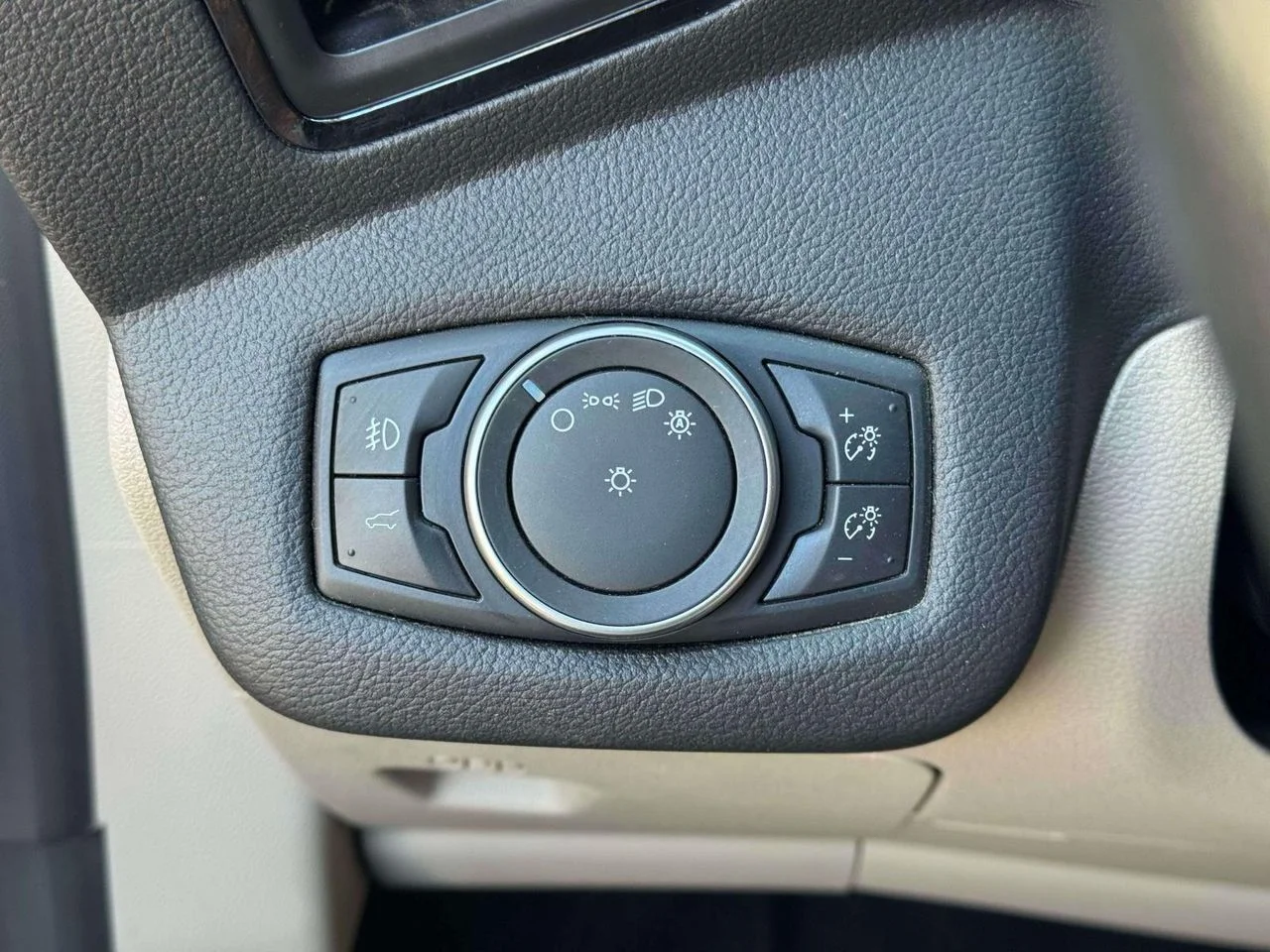 Used 2019 White Platinum Clearcoat Metallic Ford Titanium image 24