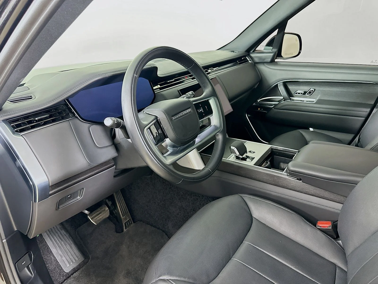 Used 2024  Land Rover  image 30