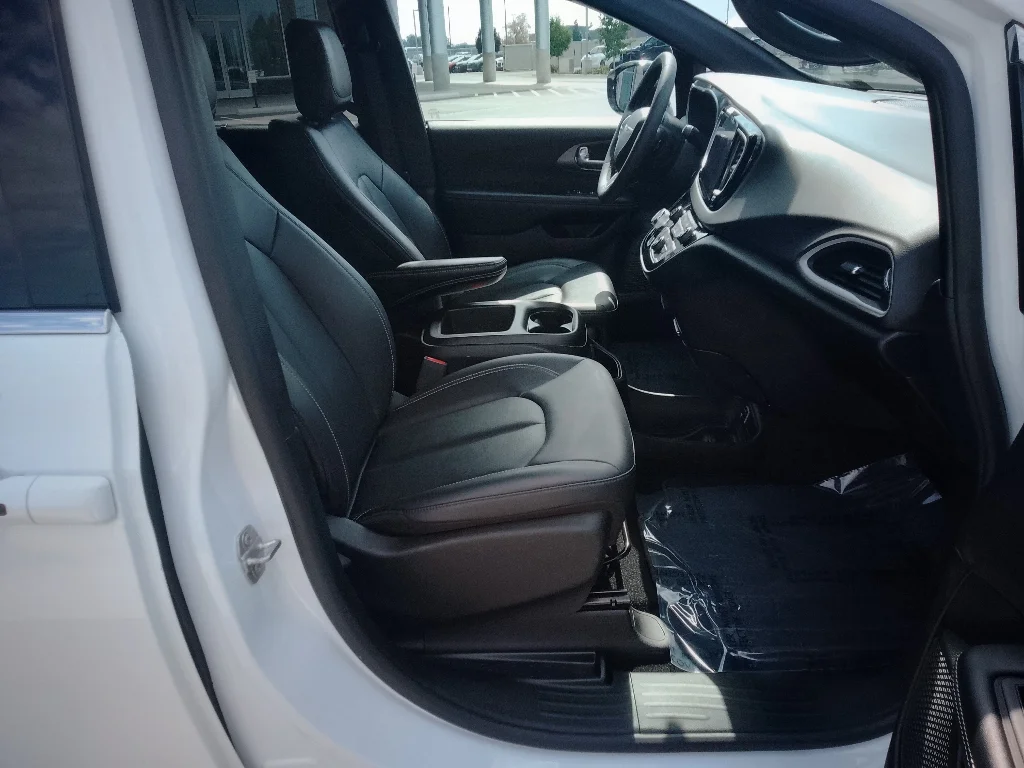 Used 2025 Bright White Clearcoat Chrysler Select image 15