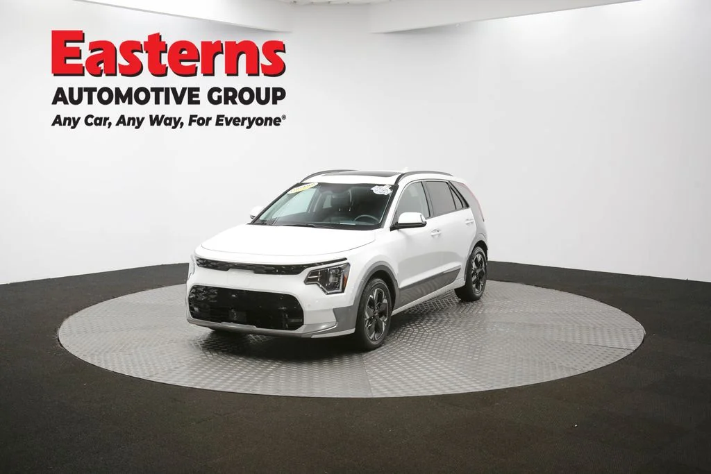 Used 2023 White Kia Wave image 57