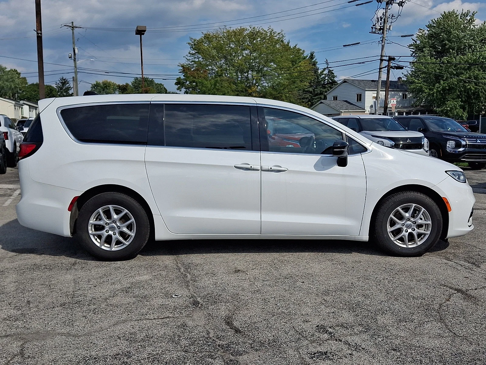 Used 2025 White Chrysler Select image 7