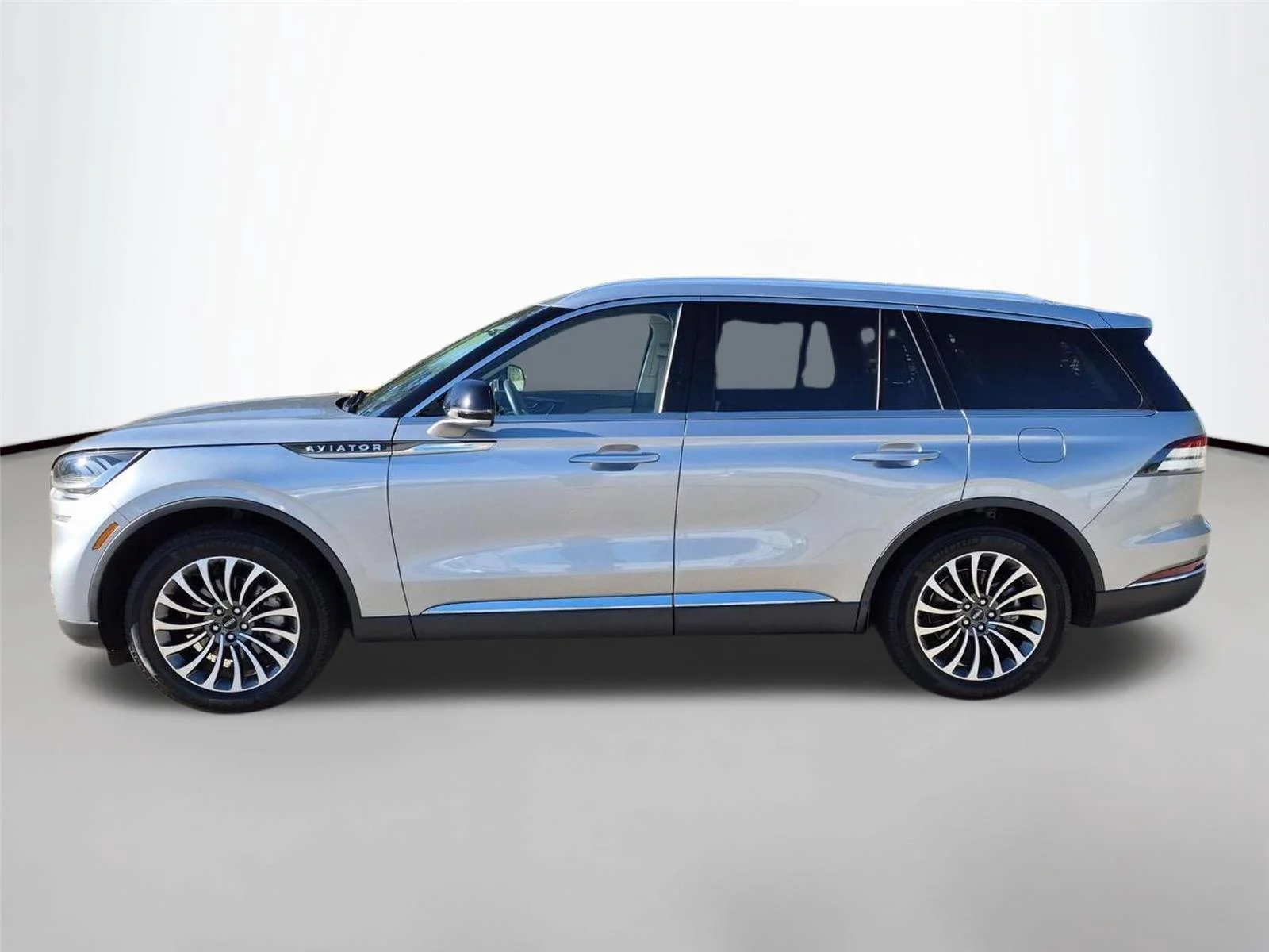 Used 2023 Silver Radiance Metallic Clearcoat Lincoln Standard image 2