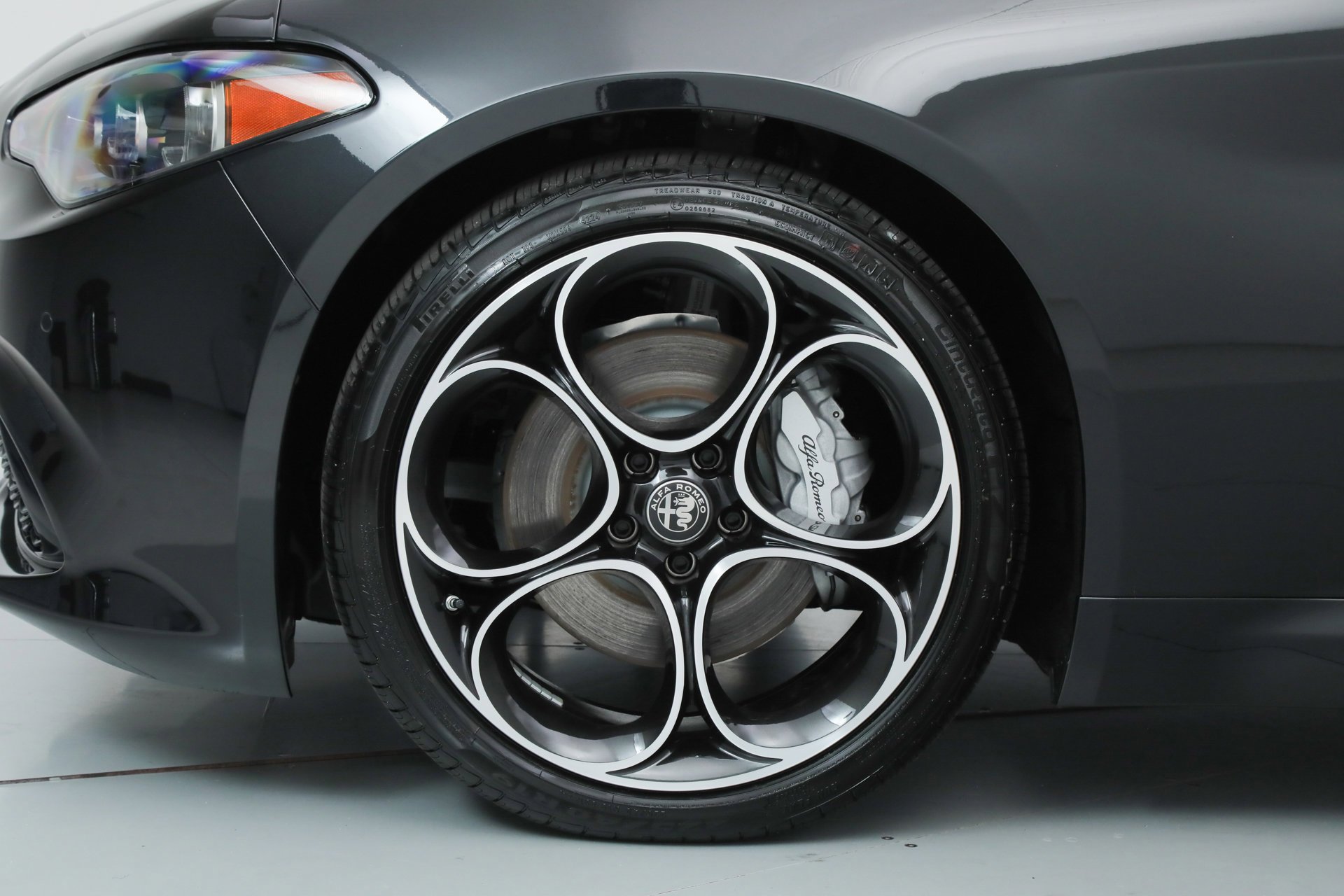 New 2025 Vulcano Black Metallic Exterior Paint Alfa Romeo  image 11