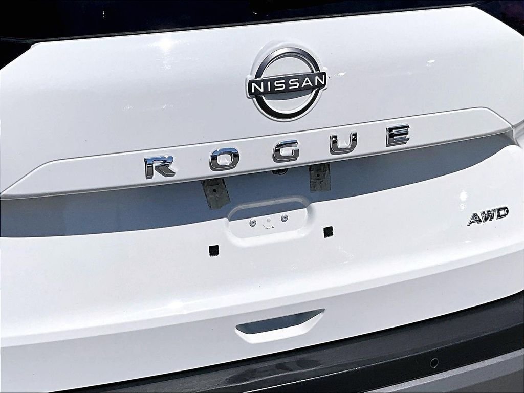 Used 2023 White Nissan S image 27