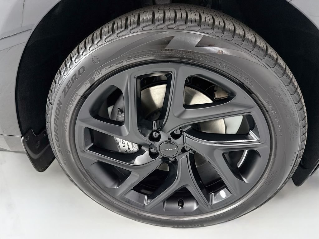 New 2026 Santorini Black Land Rover Dynamic SE image 32