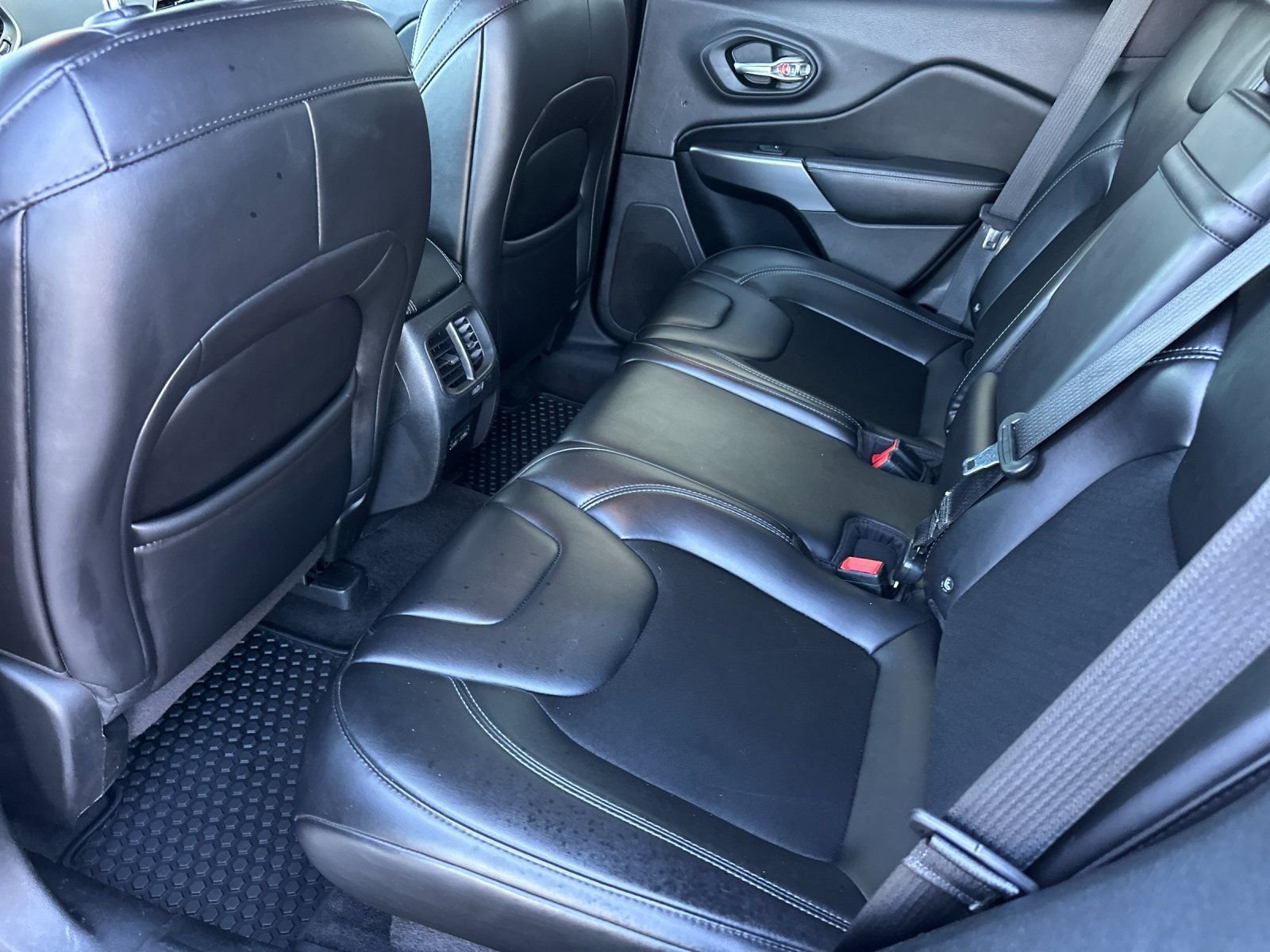 Used 2019 Velvet Red Pearlcoat Jeep Latitude Plus image 10