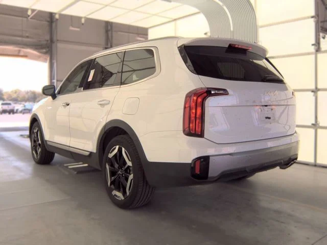 Used 2025 White Kia S image 5