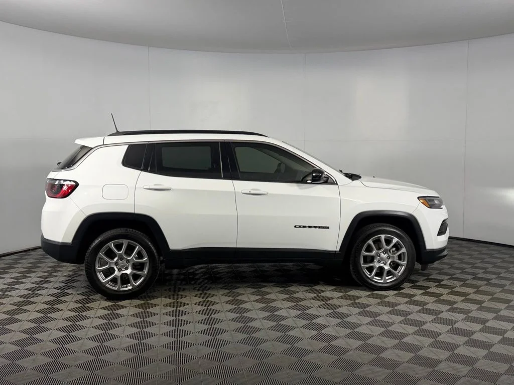 Certified Used 2022 White Jeep Latitude Lux image 5