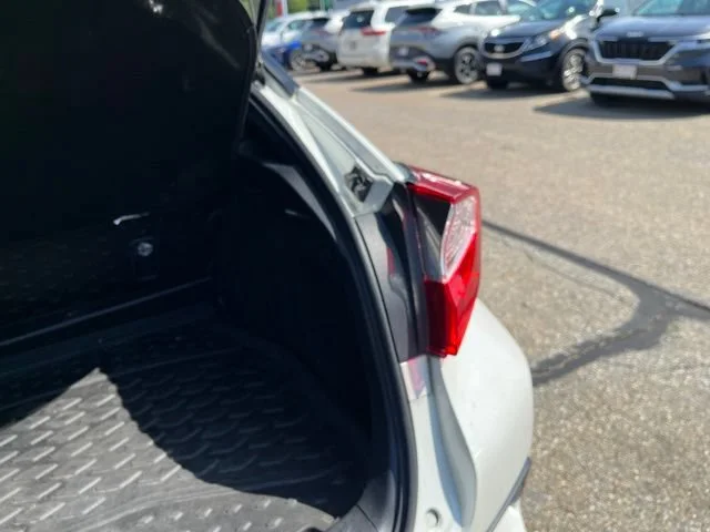 Used 2019 Blizzard Pearl w/Black Roof Toyota XLE image 19