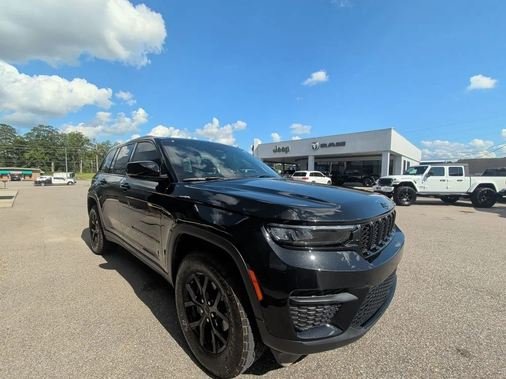 Used 2025 Black Jeep Altitude X image 3