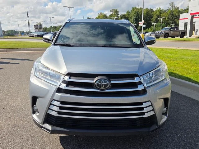 Used 2017 Silver Toyota XLE image 2