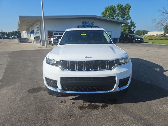 Used 2024 White Jeep Laredo image 3