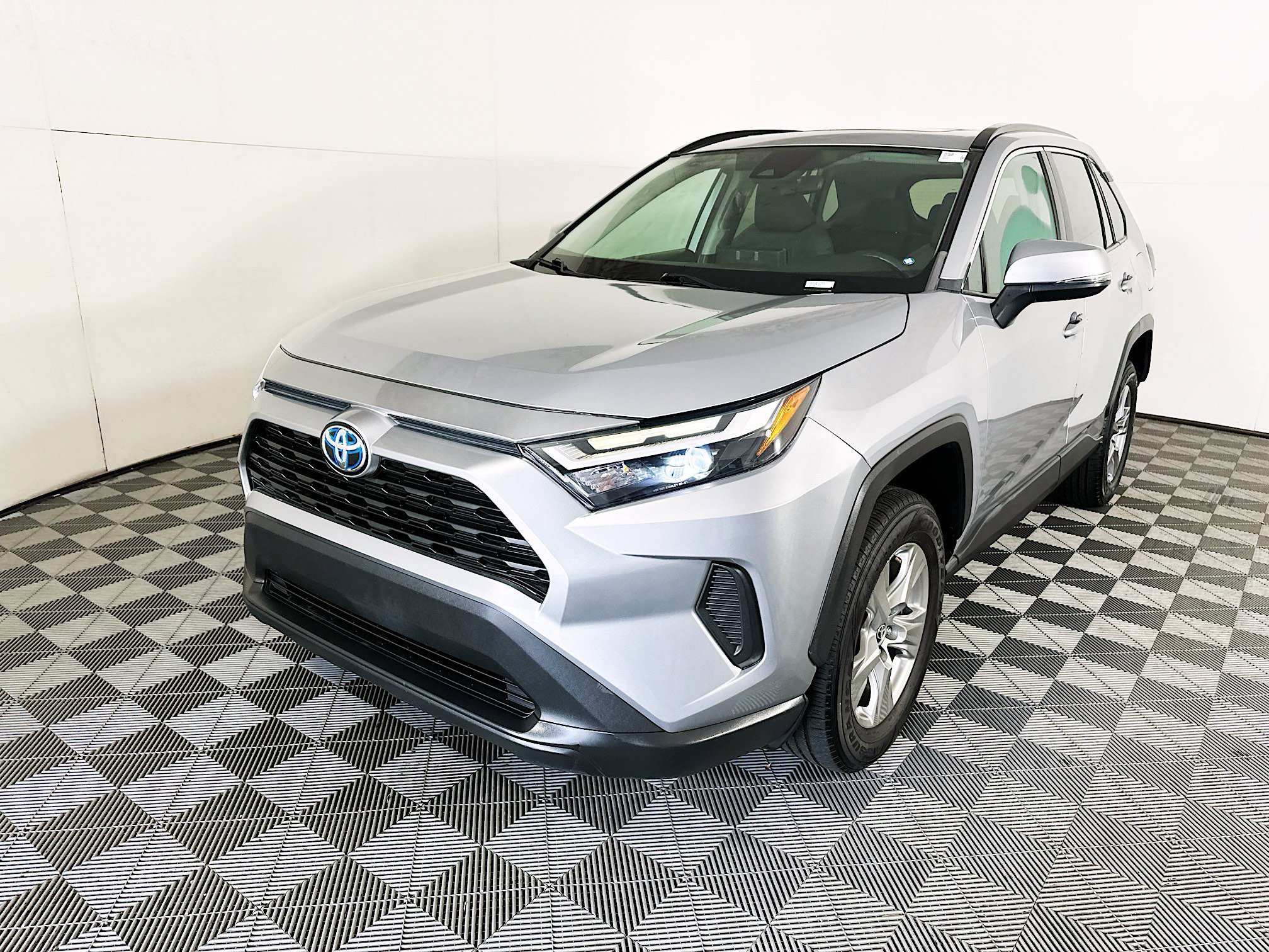 Used 2022 Silver Sky Metallic Toyota XLE image 7