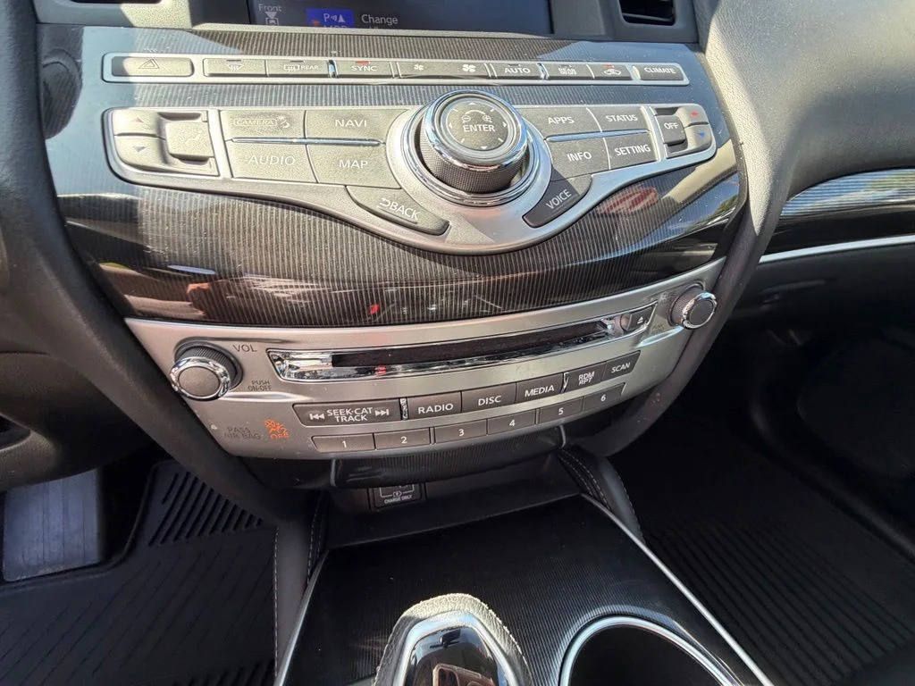 Used 2019 White INFINITI LUXE image 26