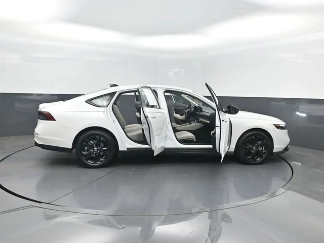 Used 2025 White Honda SE image 37