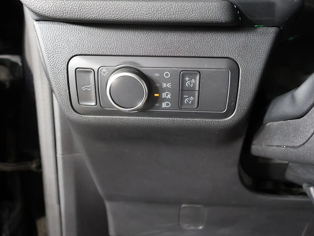 Used 2022 Black Ford SE image 35