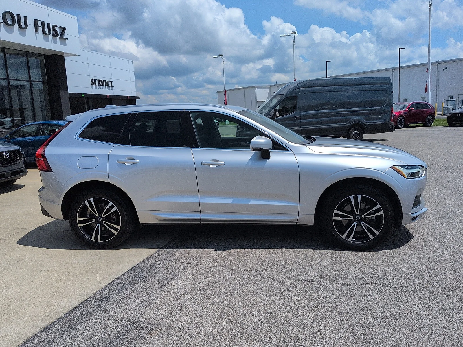 Used 2020 Bright Silver Metallic Volvo Momentum image 2