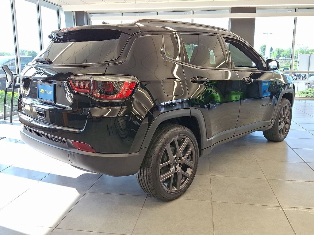 New 2026 Diamond Black Crystal Pearlcoat Jeep Latitude image 6