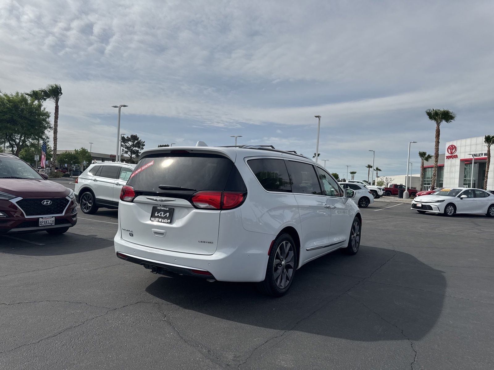 Used 2020 Bright White Clearcoat Chrysler Limited image 5