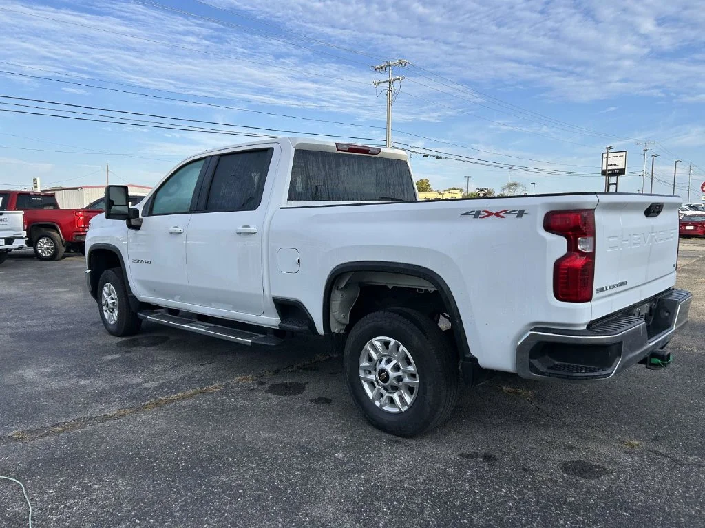 Used 2025 Summit White Chevrolet LT image 5