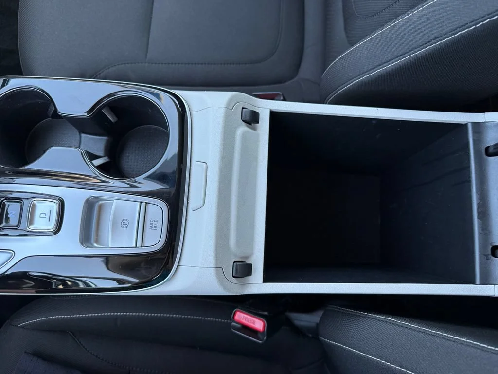 Used 2022 Shimmering Silver Hyundai SEL Convenience image 31