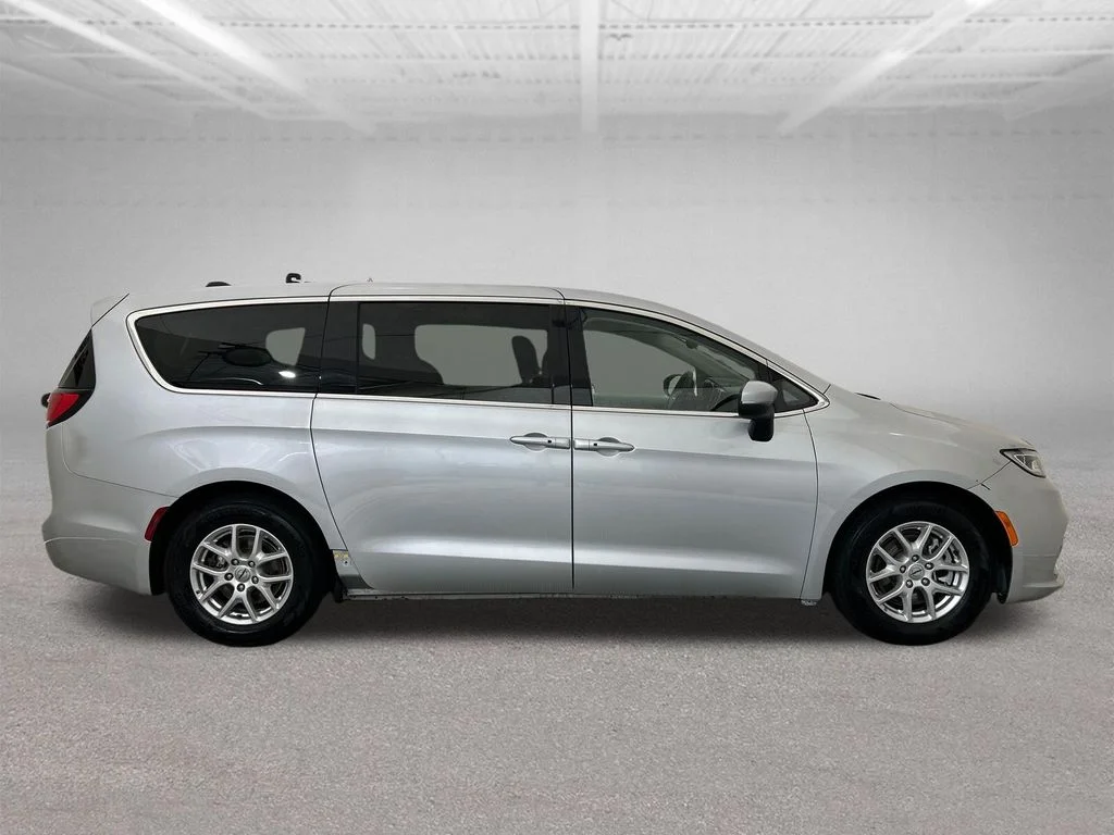 Used 2023 Silver Chrysler Touring L image 7