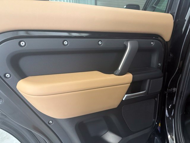New 2026 Santorini Black Land Rover S image 14