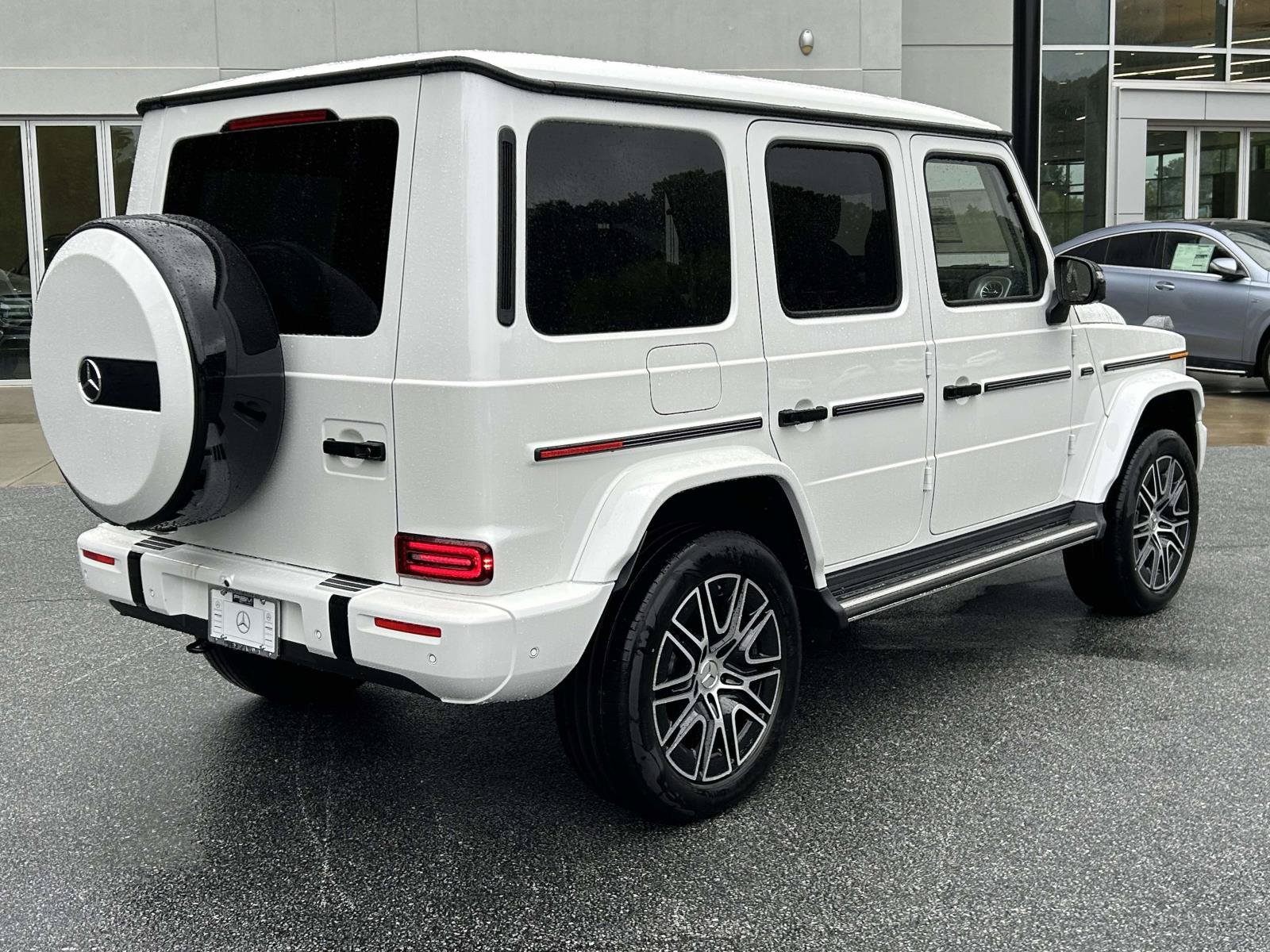 New 2027 MANUFAKTUR Moonlight White Metallic Mercedes-Benz G 580e SUV image 6