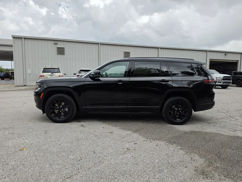 Used 2025 Diamond Black Jeep Altitude X image 6