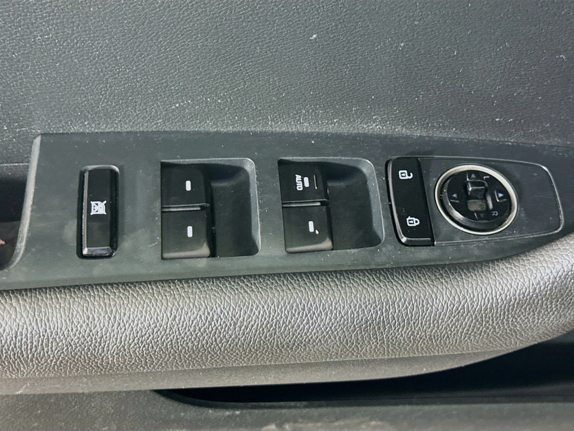 Used 2018 Phantom Black Hyundai SE image 19