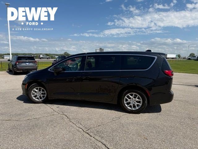 Used 2023 Brilliant Black Crystal Pearlcoat Chrysler Touring L image 8
