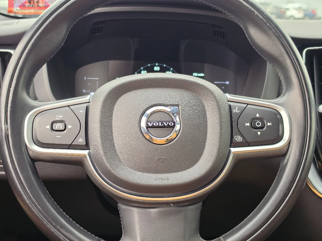 Used 2019 Onyx Black Metallic Volvo T6 Momentum image 15