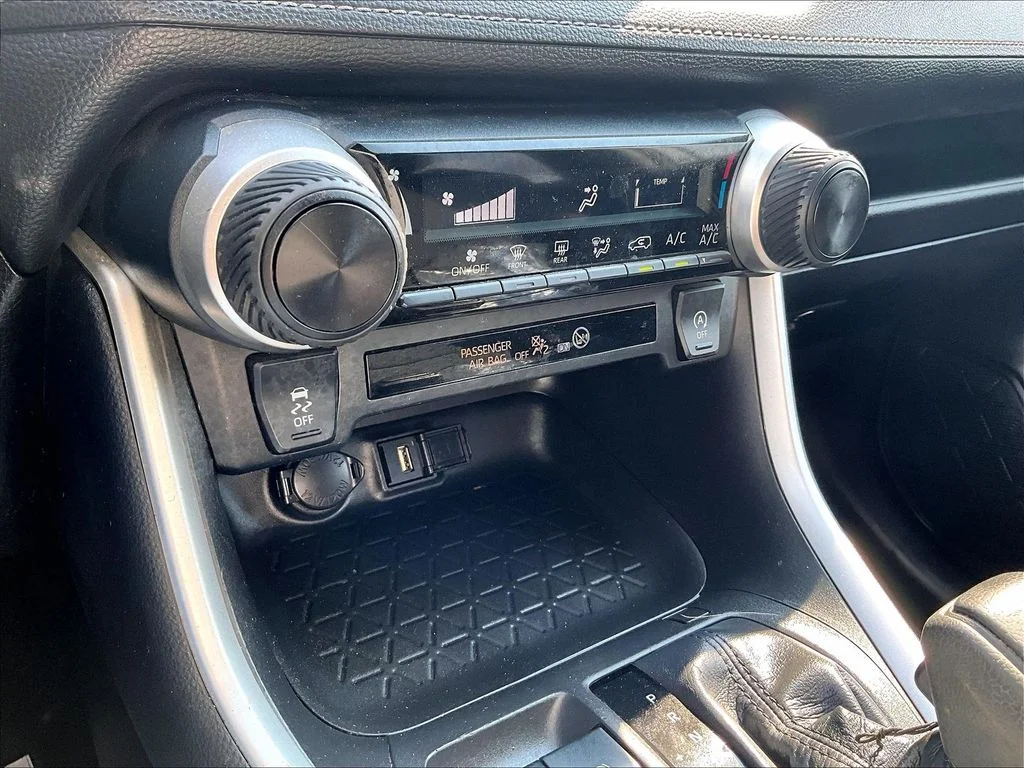Used 2022 White Toyota LE image 32