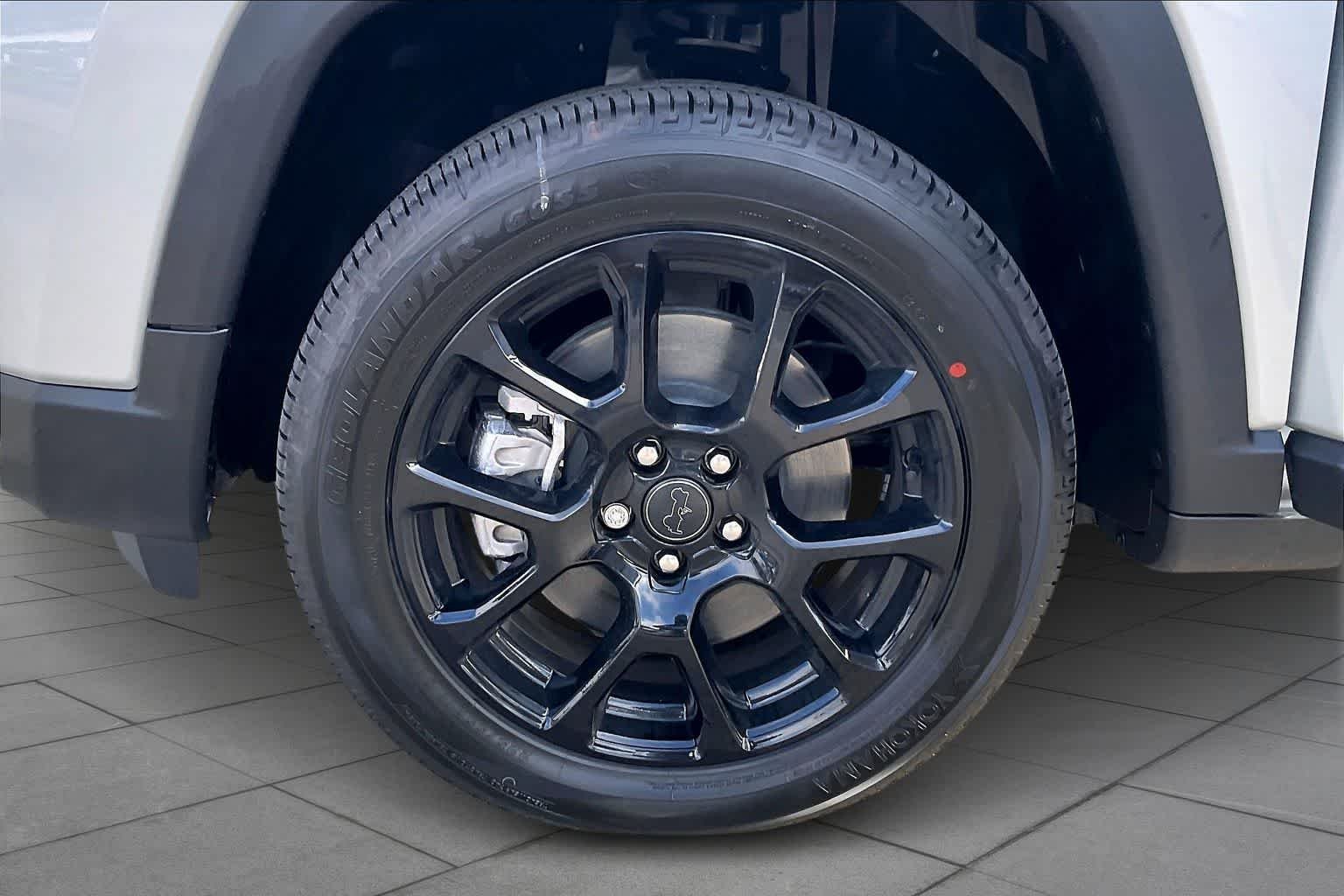New 2026 Silver Zynith Metallic Clear-Coat Exterior Paint Jeep Latitude image 11