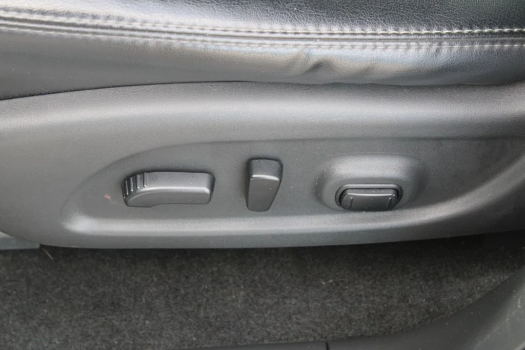 Used 2018 Silver Nissan SL image 18