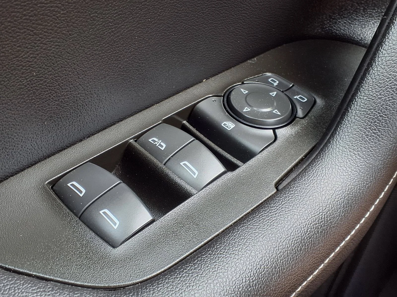 Used 2025 Summit White Chevrolet LT image 10