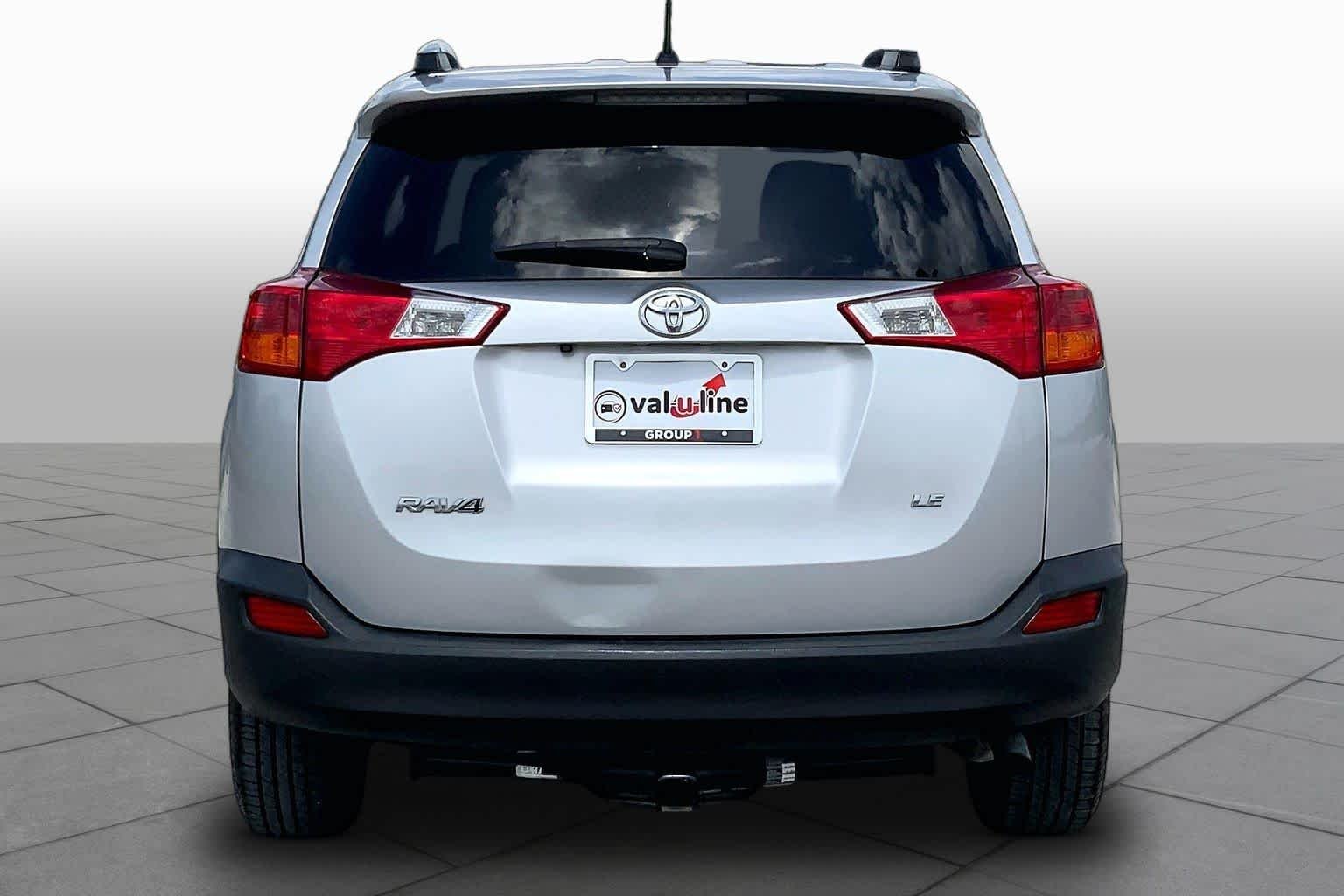 Used 2015 Classic Silver Metallic Toyota LE image 5