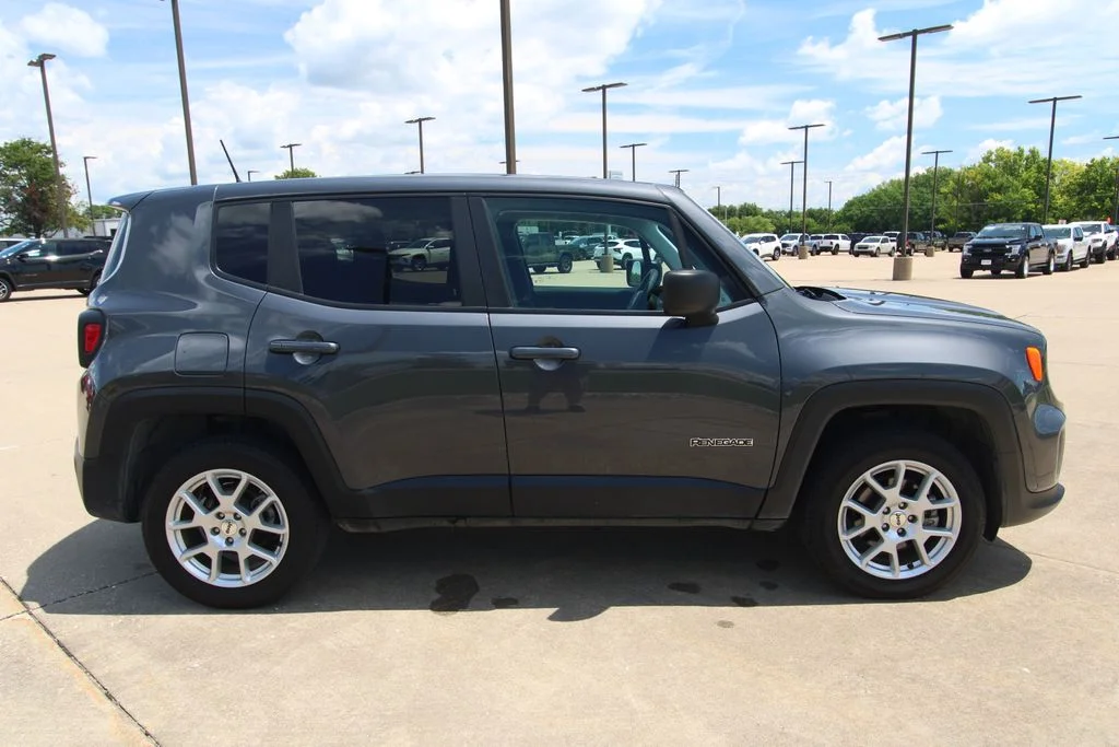 Used 2023 Gray Jeep Latitude image 4