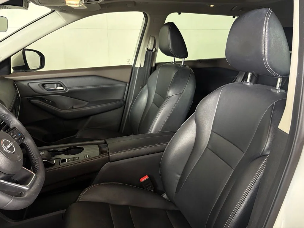 Used 2022 White Nissan SL image 17