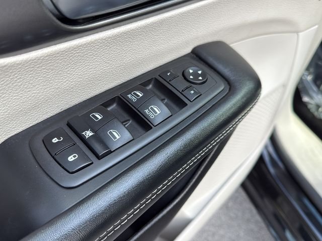 Used 2024 Black Chrysler Select image 19