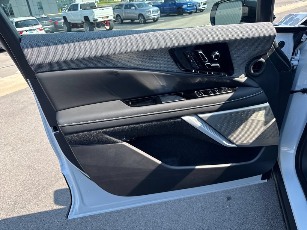 2027 Cadillac OPTIQ Luxury - Photo 14