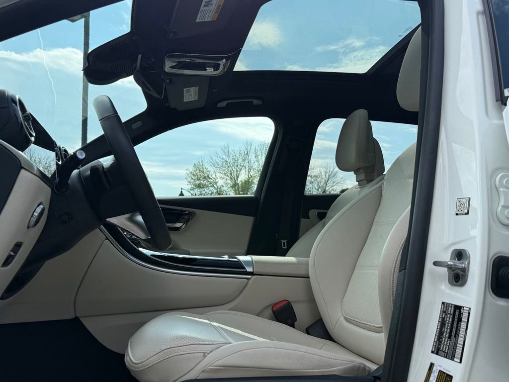 Used 2025 White Mercedes-Benz GLC 350e image 33