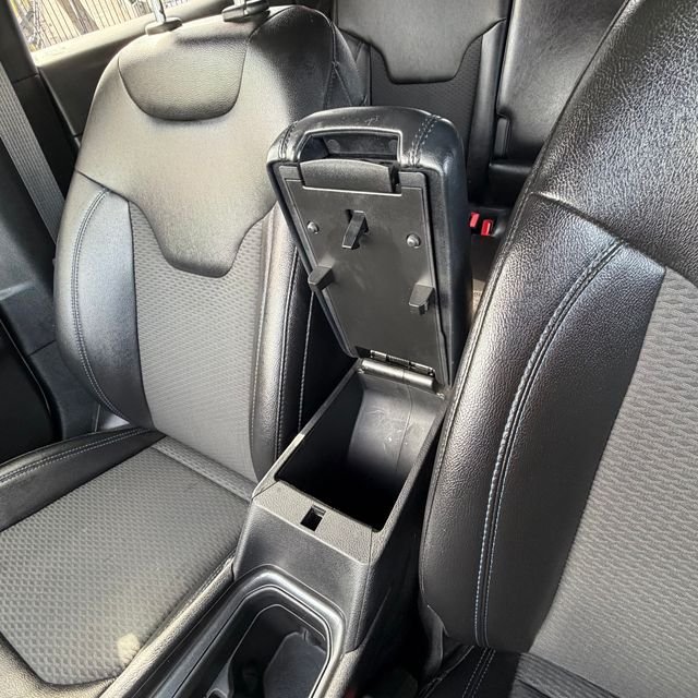 Used 2024 White Jeep Latitude image 29
